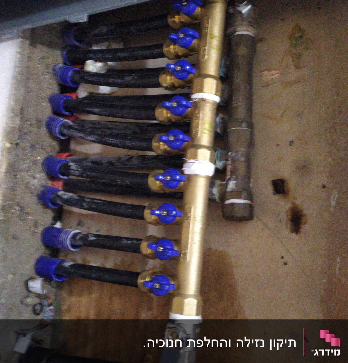 צינורות שחורים עם ברזים כחולים ואדומים